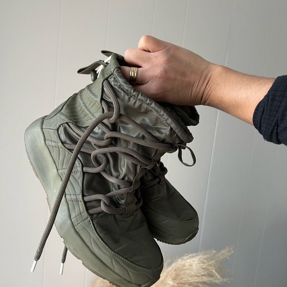 Nike Tanjun High Rise Boots